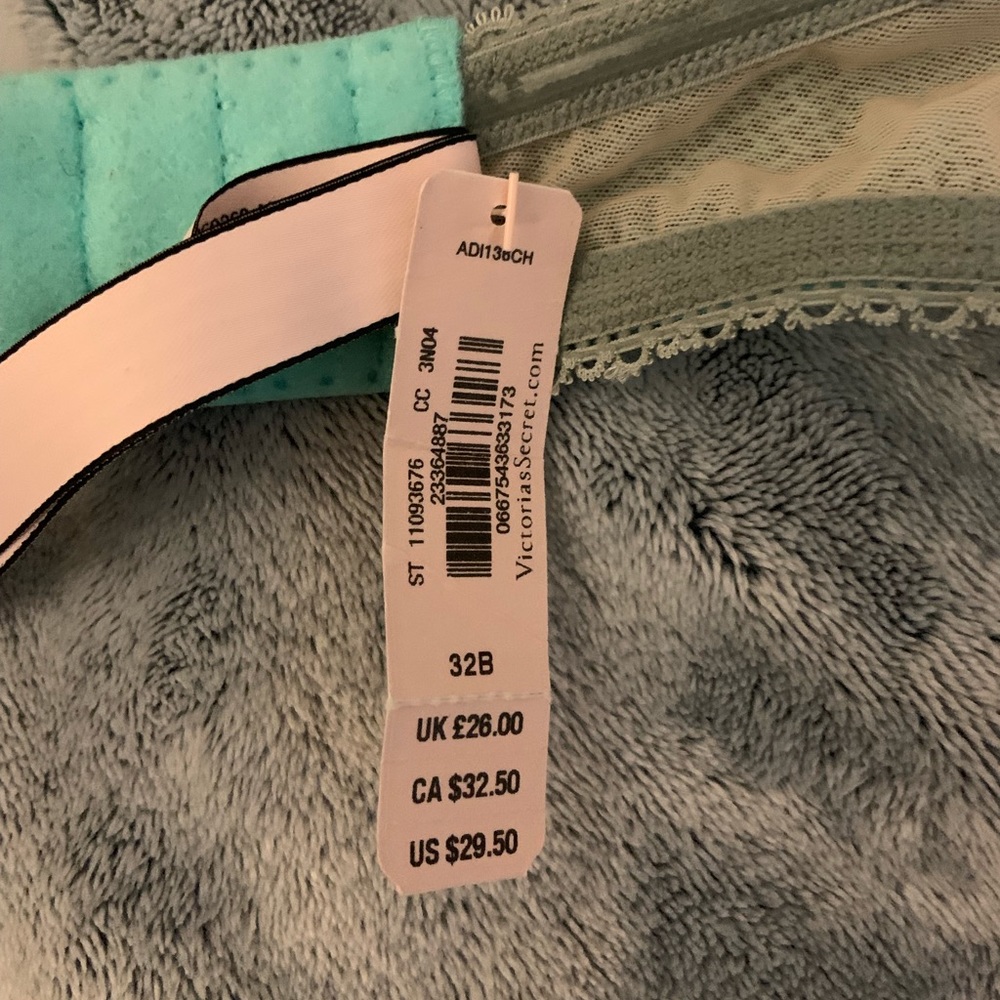 NWT Victoria’s Secret peekaboo lace bra - Picture 4 of 4